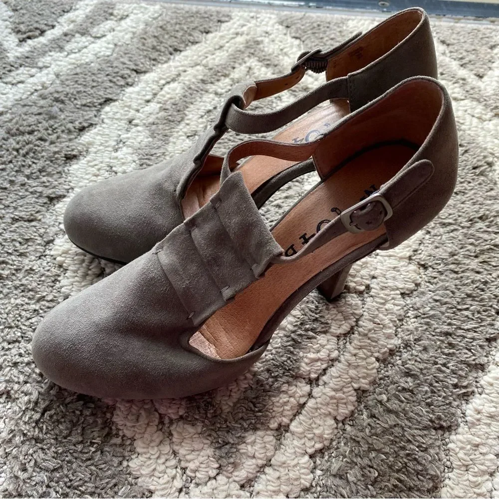 Anthropologie NO 704B Gray suede Emma round toe heels size 38